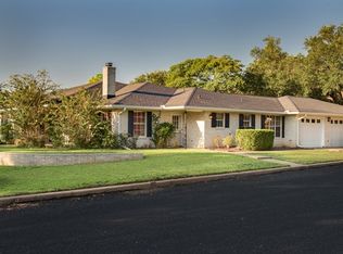 121 Edgewood Dr, Fredericksburg, TX 78624