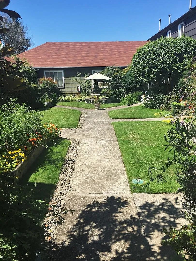 The Lindhurst — Photo 1