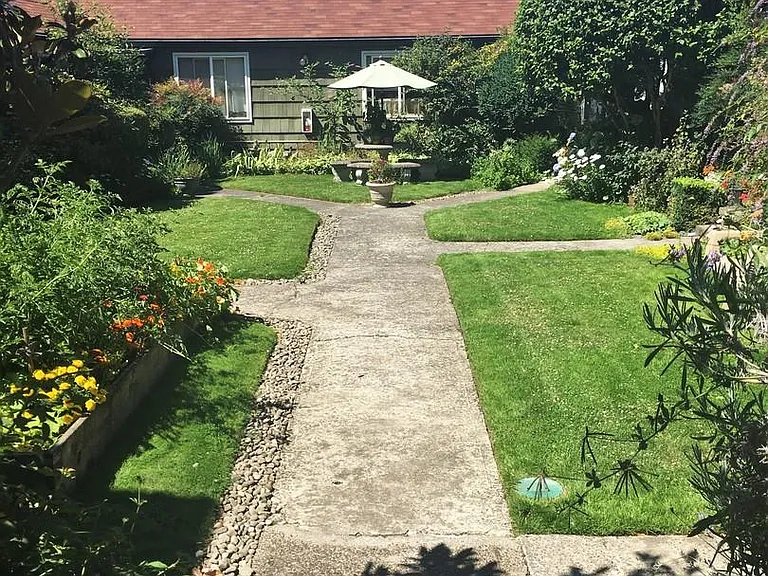 The Lindhurst — Photo 2