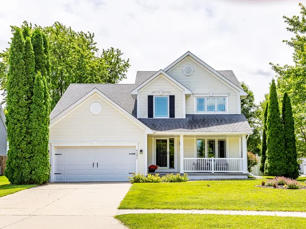 9392 Lake Dr, West Des Moines, IA 50266