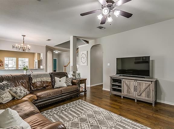 5th image of 705 Twin Oaks Ct