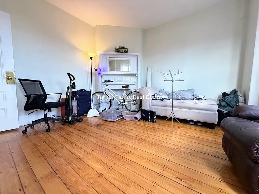 4 bed, 1.5 bath, 9999 sqft, $4,000 — Photo 4