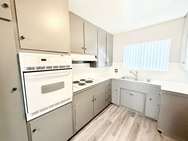 Cazador Court Apartments — Photo 9