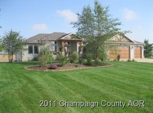 12 Fieldcrest Dr, Monticello, IL 61856