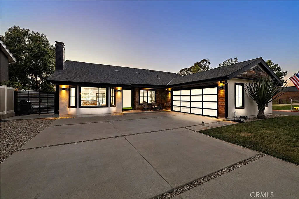 4 bed, 2.5 bath, 2656 sqft, $11,000 — Photo 1