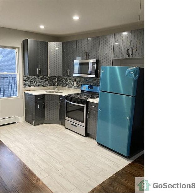 2nd image of 424 Beach 65th St #3