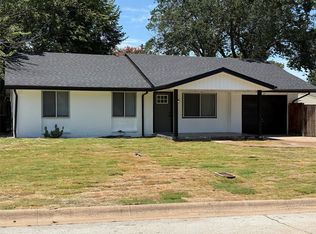 829 James St, Azle, TX 76020