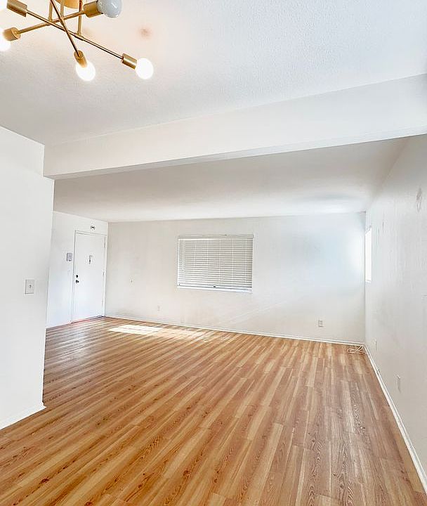 2nd image of 5250 Bellingham Ave APT 1