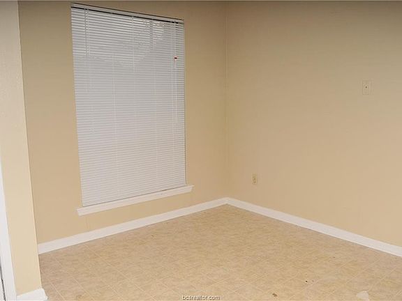 5th image of 801 Navarro Dr #B