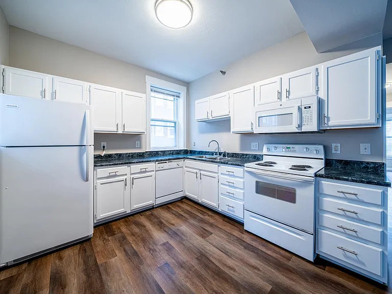 234 E 9th St #304 — Photo 1