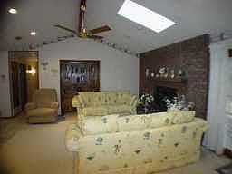 4th image of 821 Yellowstone Dr