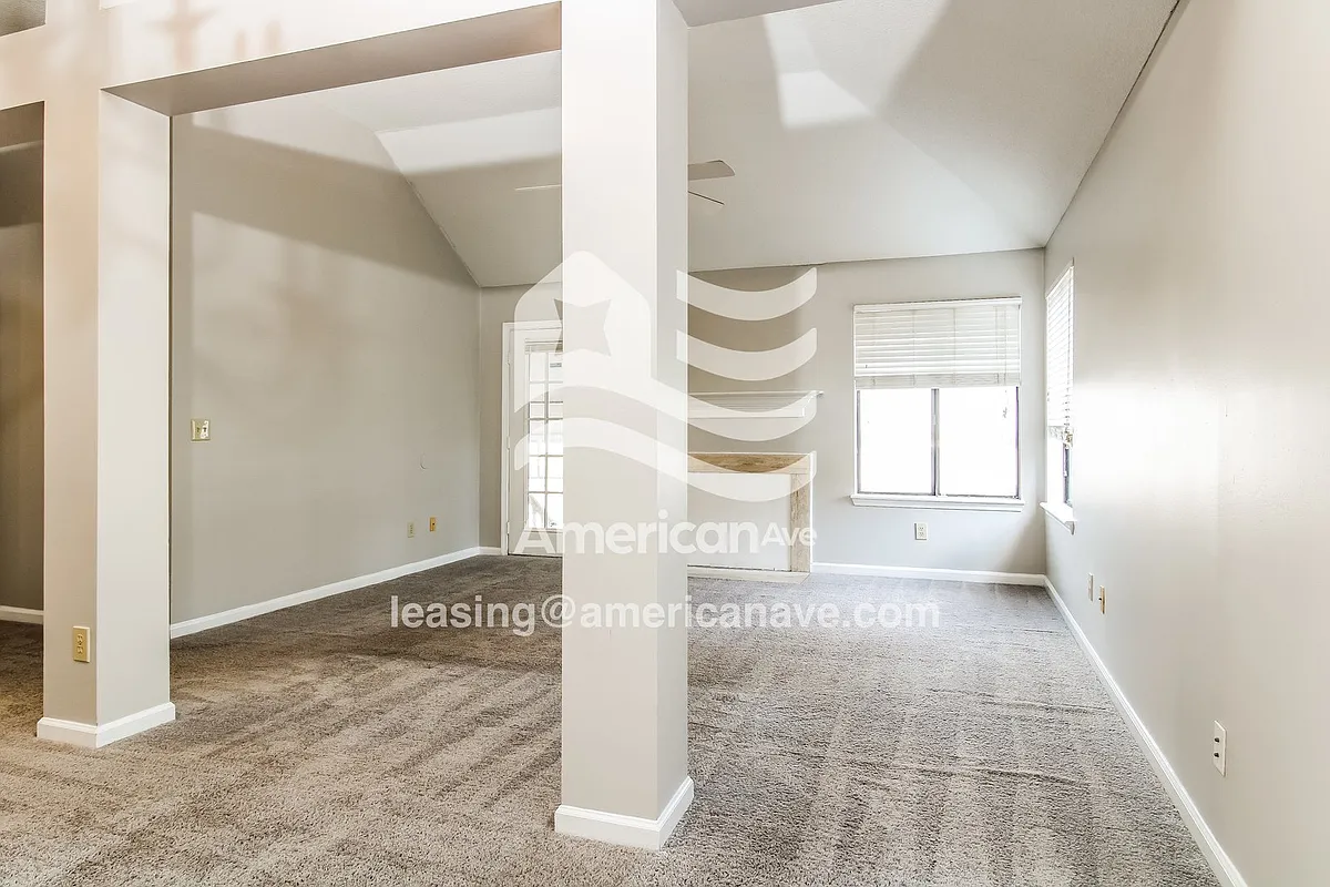 1432_002_living_room_2.jpg - 220 Risdon Way