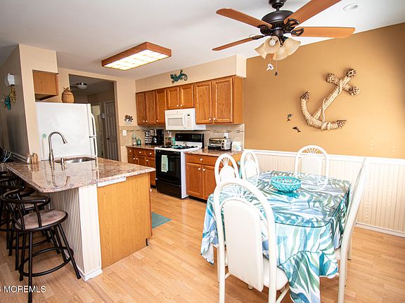3rd image of 2382 Mount Hood Lane