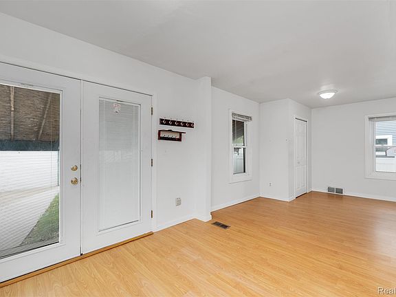 5th image of 3318 Wakefield Rd
