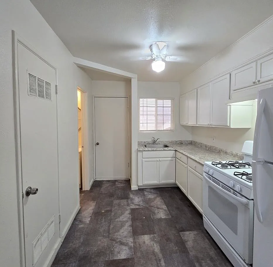 Studio, $900 — Photo 2