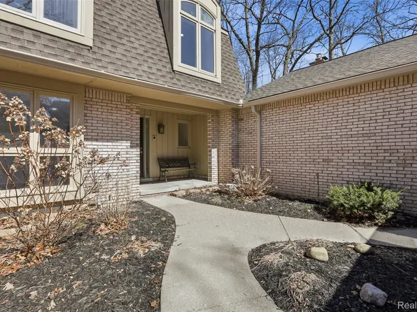 1135 Ivyglen Cir, Bloomfield Hills, MI 48304