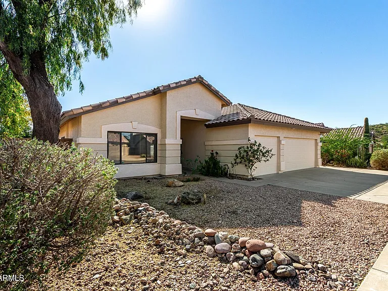 1625 E Montoya Ln — Photo 2