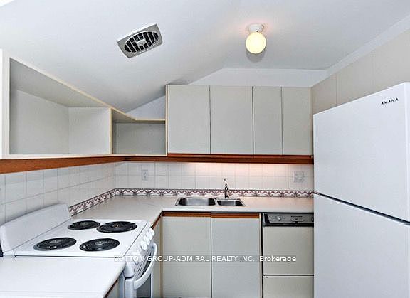 3rd image of 406 Roehampton Ave #2