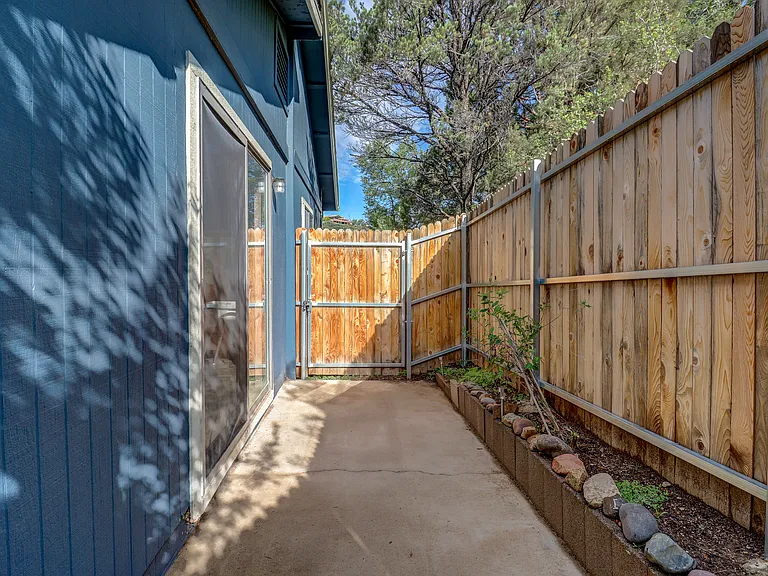 2807 Willow Creek Rd — Photo 15