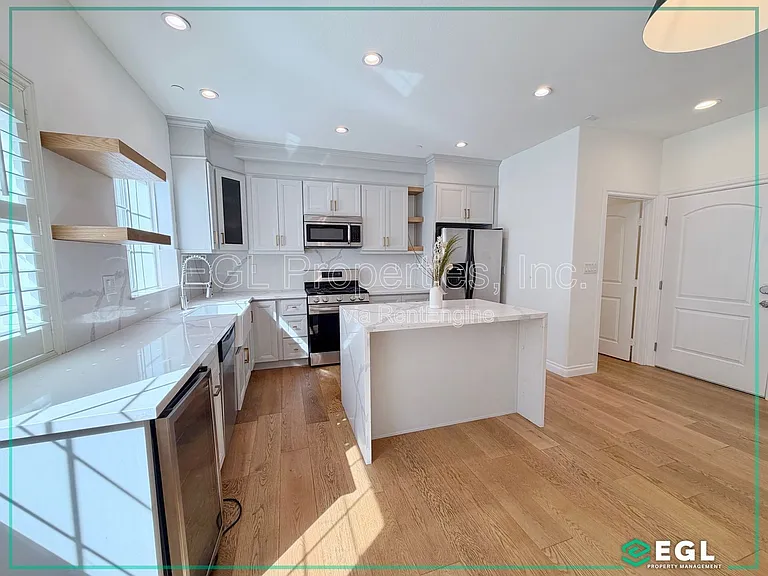 1521 S Hayworth Ave #102 — Photo 5