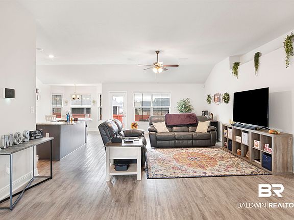 4th image of 16380 Edgewater Cir