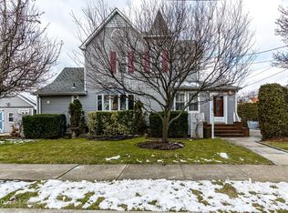 35 Charles St, Lynbrook, NY 11563