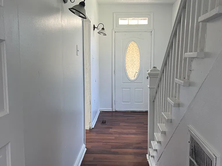2401 Oak St — Photo 11