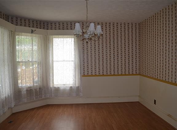 4th image of 529 W Warren St