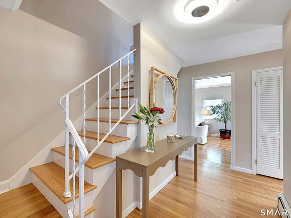 3rd image of 35 Hampton Ln