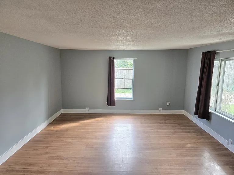 1007 Olsen Ave — Photo 3
