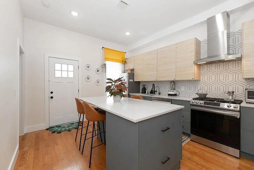 2 bed, 1.0 bath, $2,600 — Photo 2