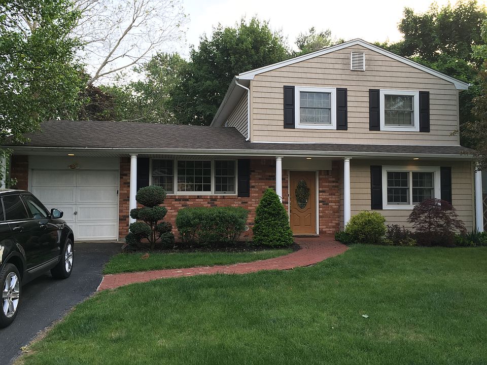 138 Plymouth Blvd Smithtown 