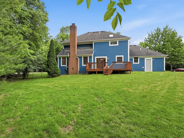 7666 Windwood Dr — Photo 37