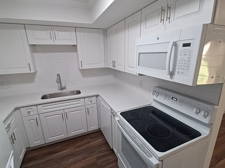 3918 La Mirada Dr N #7 — Photo 30