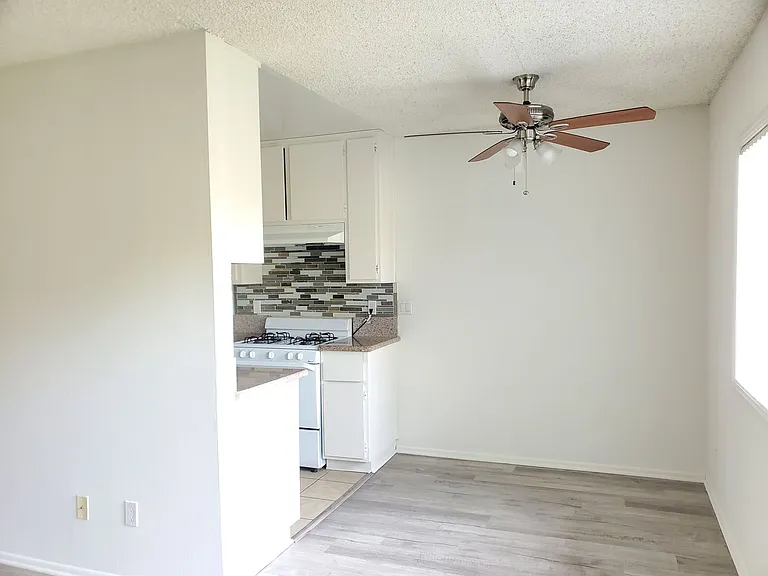 120 - 801 E Palmer Ave — Photo 34