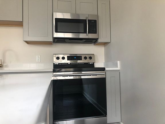 3rd image of 320 Montgomery St APT 2
