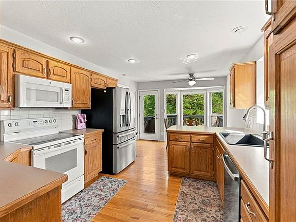 5th image of 912 Village St