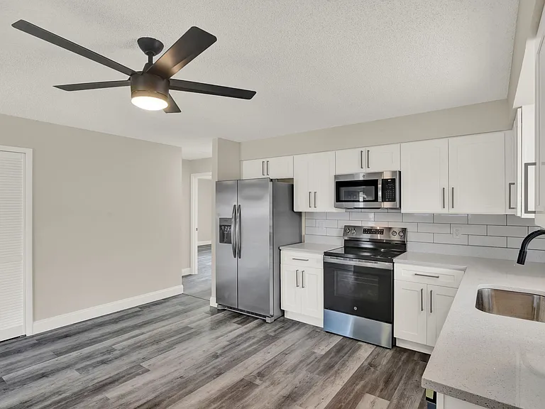 120 W Towne Pl — Photo 3
