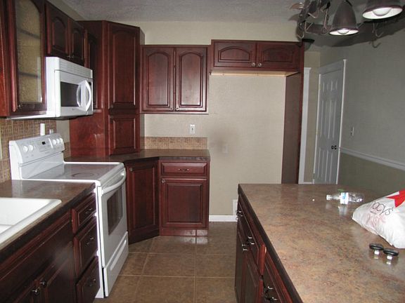 5th image of 240 Shoreview Dr