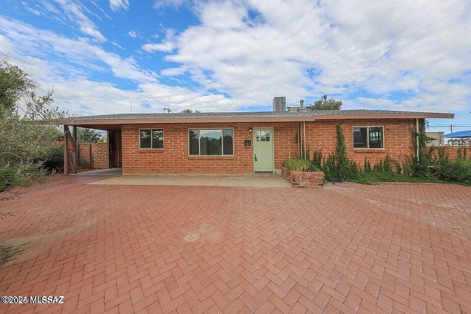 1st image of 814 E Mitchell Dr