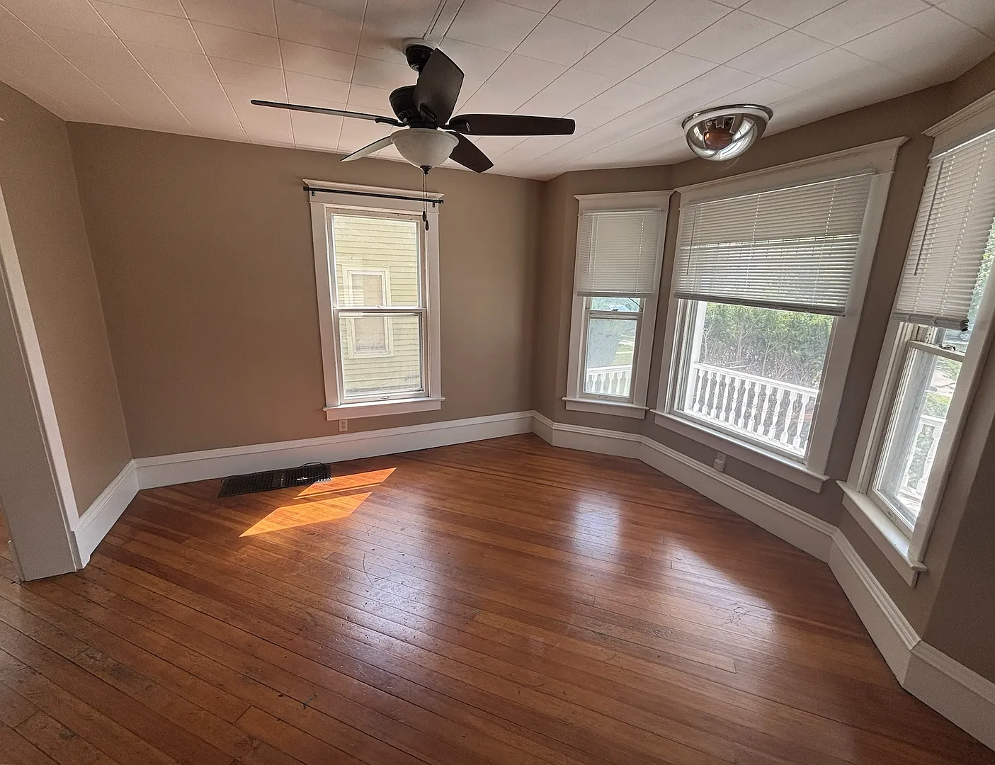 Available August 1st, 5 bedroom, 2 bathroom, Off Street Parking Included! — Photo 3