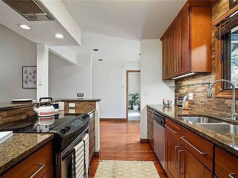 2283 Shenandoah Ave NE — Photo 8