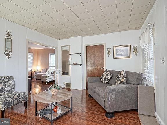 5th image of 218 W Park Ave