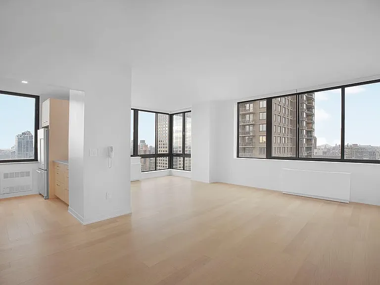 Columbus Cir #N38F — Photo 2