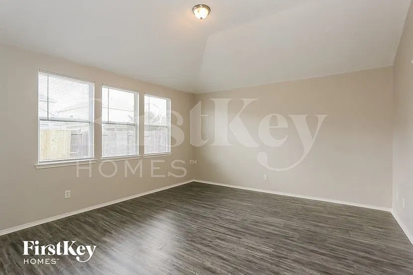 4 bed, 2.5 bath, 2904 sqft, $2,435 — Photo 3