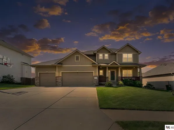 10605 Hillcrest Dr, La Vista, NE 68128