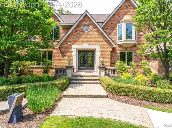 121 Grosse Pines Dr, Rochester Hills, MI 48309