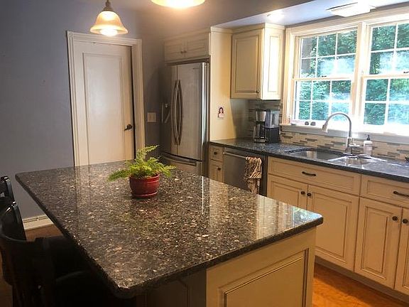 Kitchen, stainless appliances