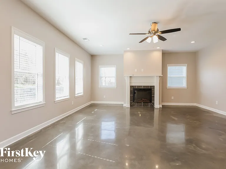 732 Ellie Dr — Photo 2