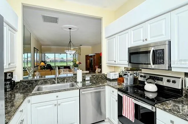 9480 Forest Hills Cir — Photo 7